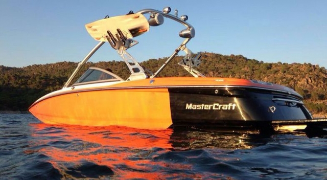  bateau avec une personne à bord 